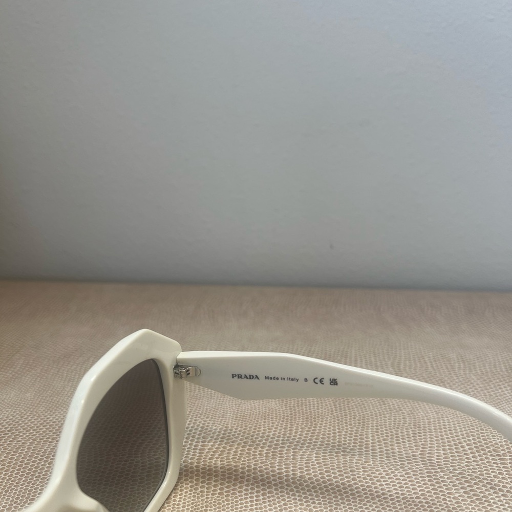 PRADA SPR 16W WHITE CAT EYE SUNGLASSES 100% AUTHENTIC LIKE NEW - Picture 5 of 12